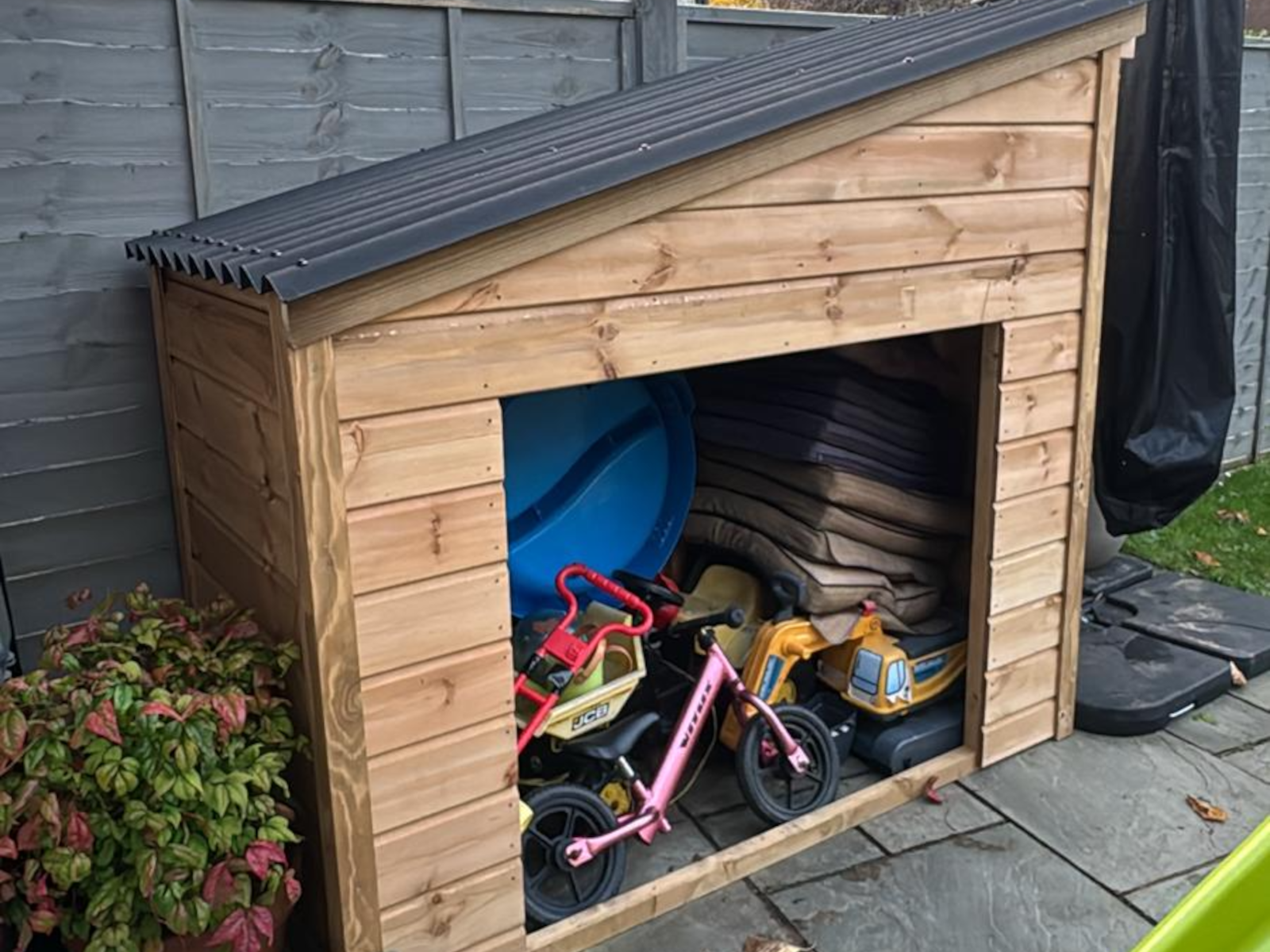 Lean-to shed - side angle